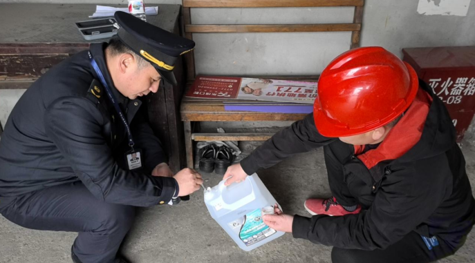 源头管控再升级——柳州市开展重型柴油车污染控制装置入户检查