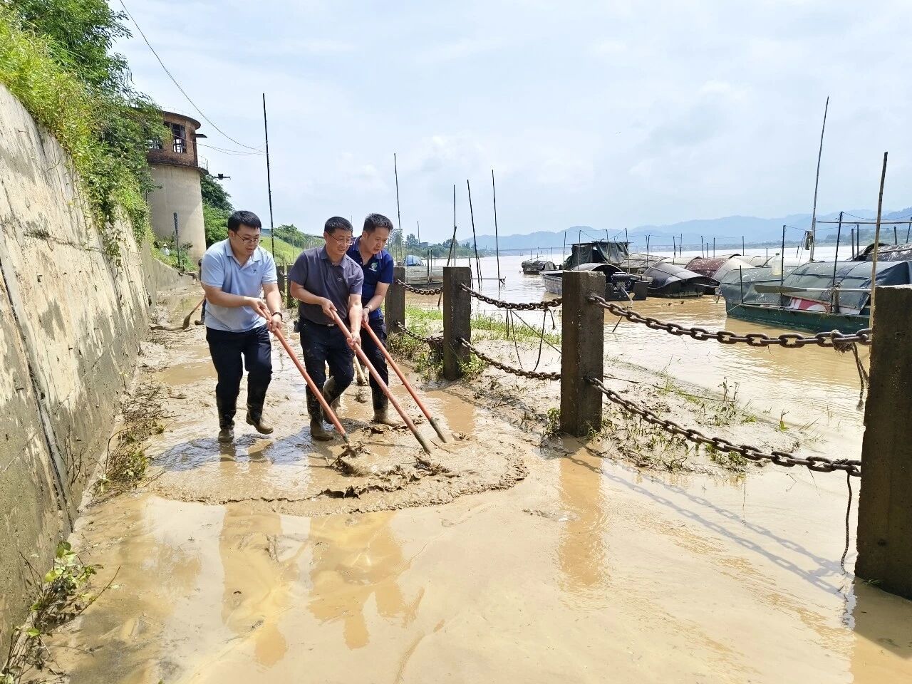 县区动态 | 党旗红引领生态绿 清淤一线践初心 —— 融安生态环境局党员干部两度出击守护融江岸线